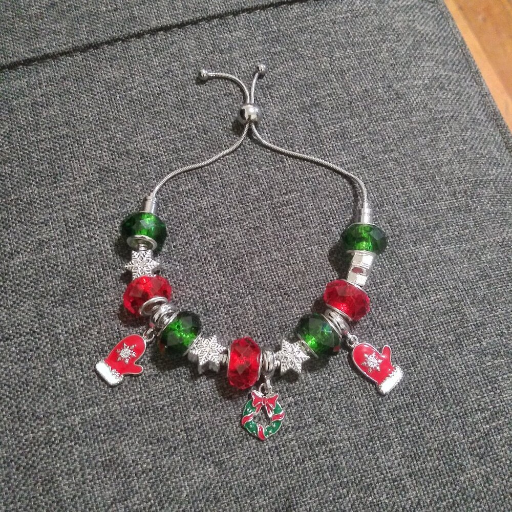 Adjustable Christmas Charm Bracelet – Festive Holiday Jewelry